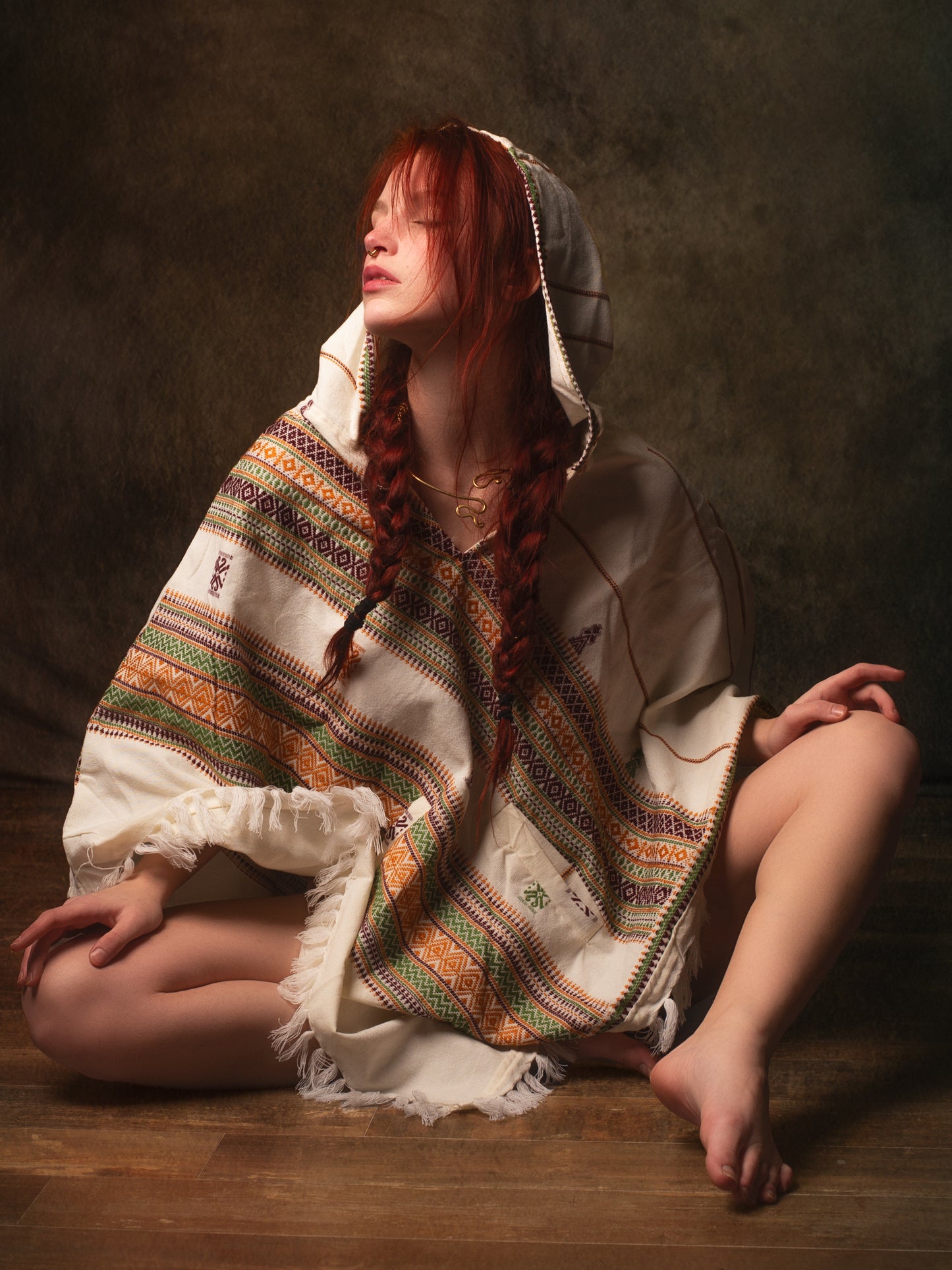 Poncho blanco hecho a mano con capucha de lana de cachemira, patrón tribal terroso Festival Gypsy AJJAYA Boho bohemio primitivo nómada bolsillos mexicanos