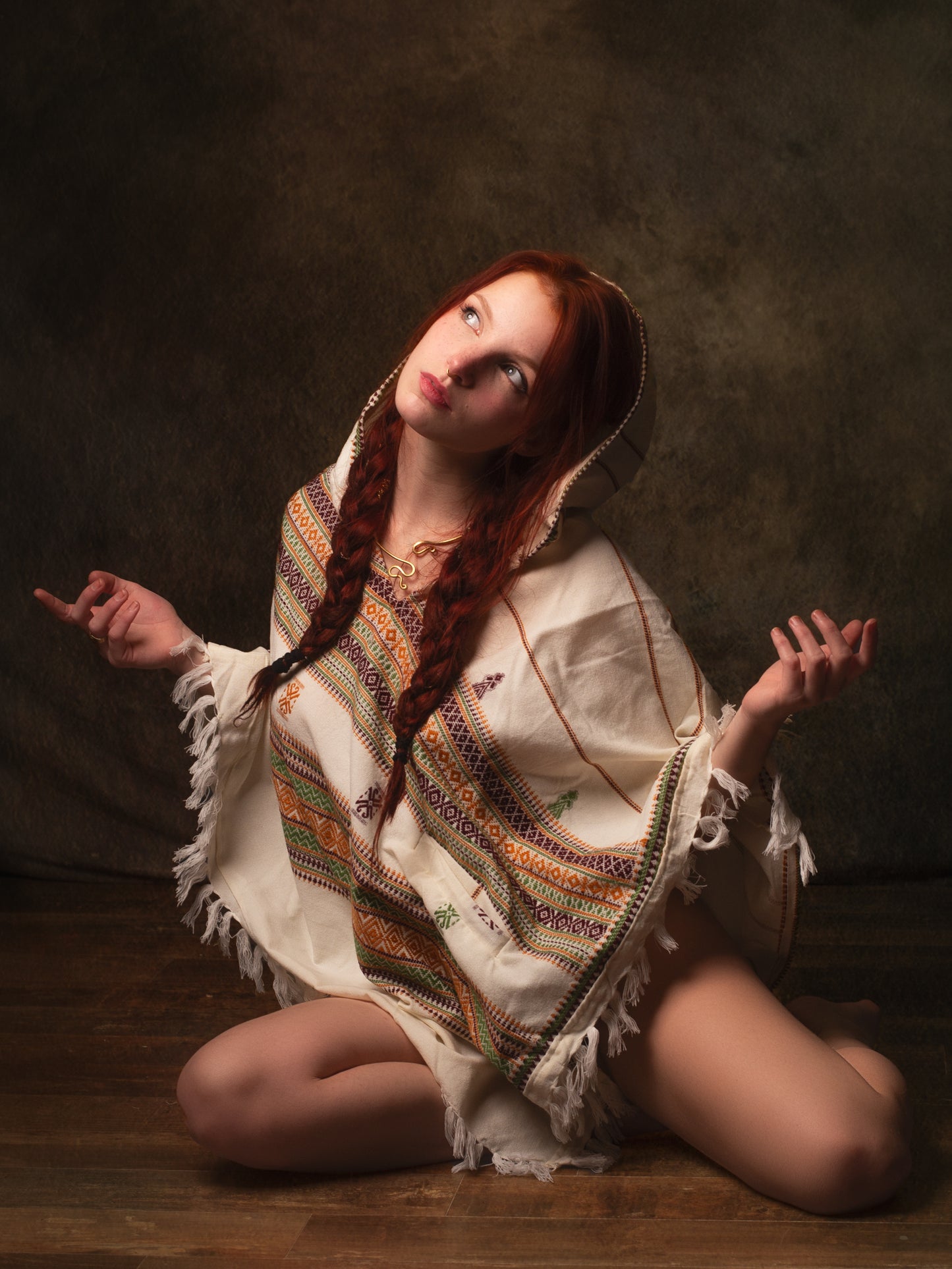 Poncho blanco hecho a mano con capucha de lana de cachemira, patrón tribal terroso Festival Gypsy AJJAYA Boho bohemio primitivo nómada bolsillos mexicanos