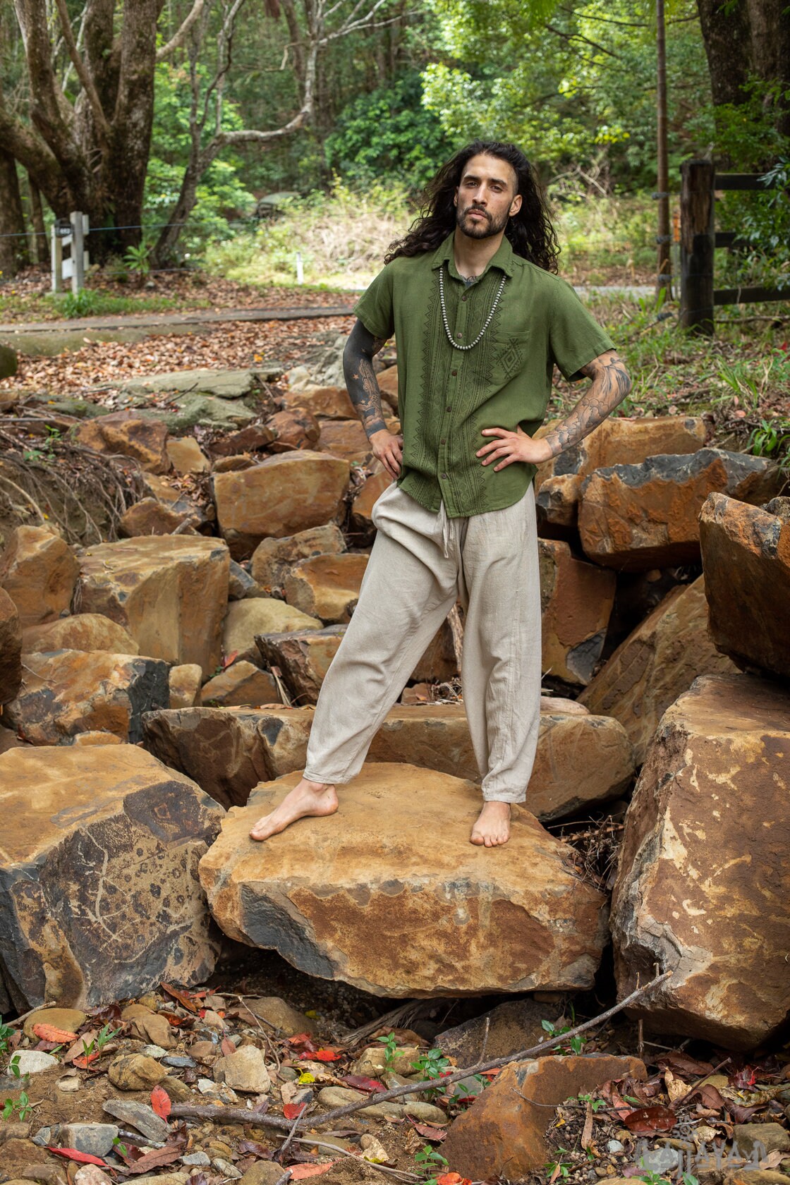 PABLO Beige Camisa holgada con cuello abotonado para hombre Camiseta de algodón de manga larga Top con estampado de bloque teñido naturalmente Bolsillo delantero Hecho a mano AJJAYA