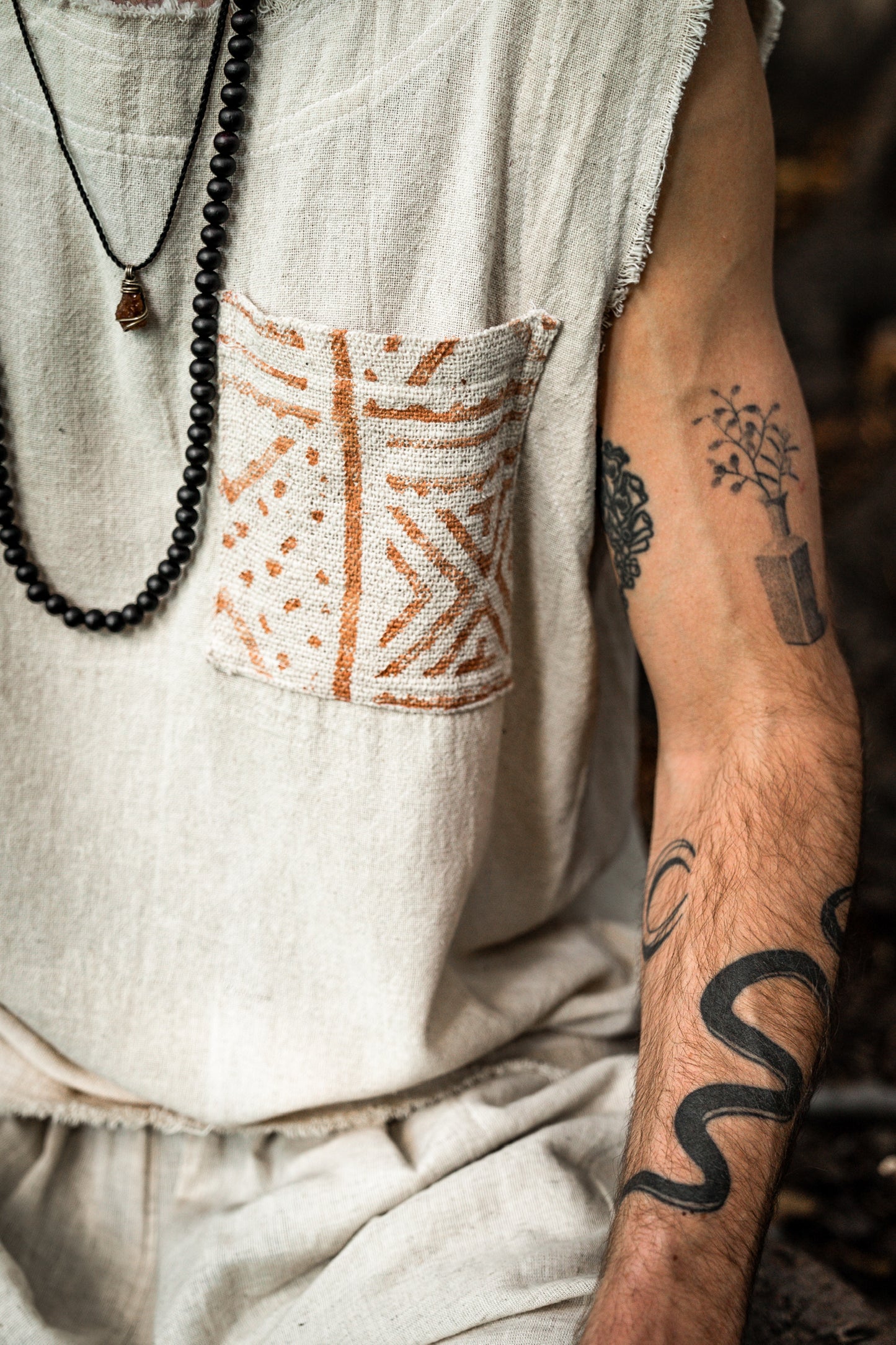 男式背心手工米色 Neo Gypsy 无袖朴实上衣衬衫，部落丛林自然野蛮脖子节日狂欢 AJJAYA 游牧原始