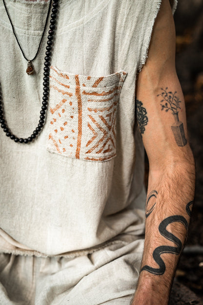 メンズタンクトップハンドメイドベージュネオジプシーノースリーブアーストップシャツ、トライバルジャングルナチュラルサベージネックフェスティバルレイブAJJAYA遊牧民プリミティブ