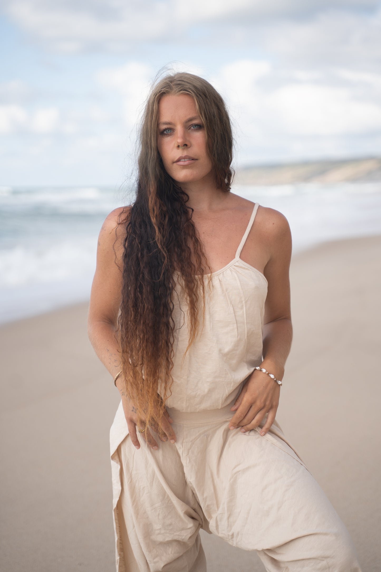 KAYANA بذلة رومبير بشكل عام بيج كريم مصنوع يدويًا قطن طبيعي يوجا مقصوص بأرجل مفتوحة فضفاض مرن يسمح بمرور الهواء مهرجان بوهو الغجر أججايا