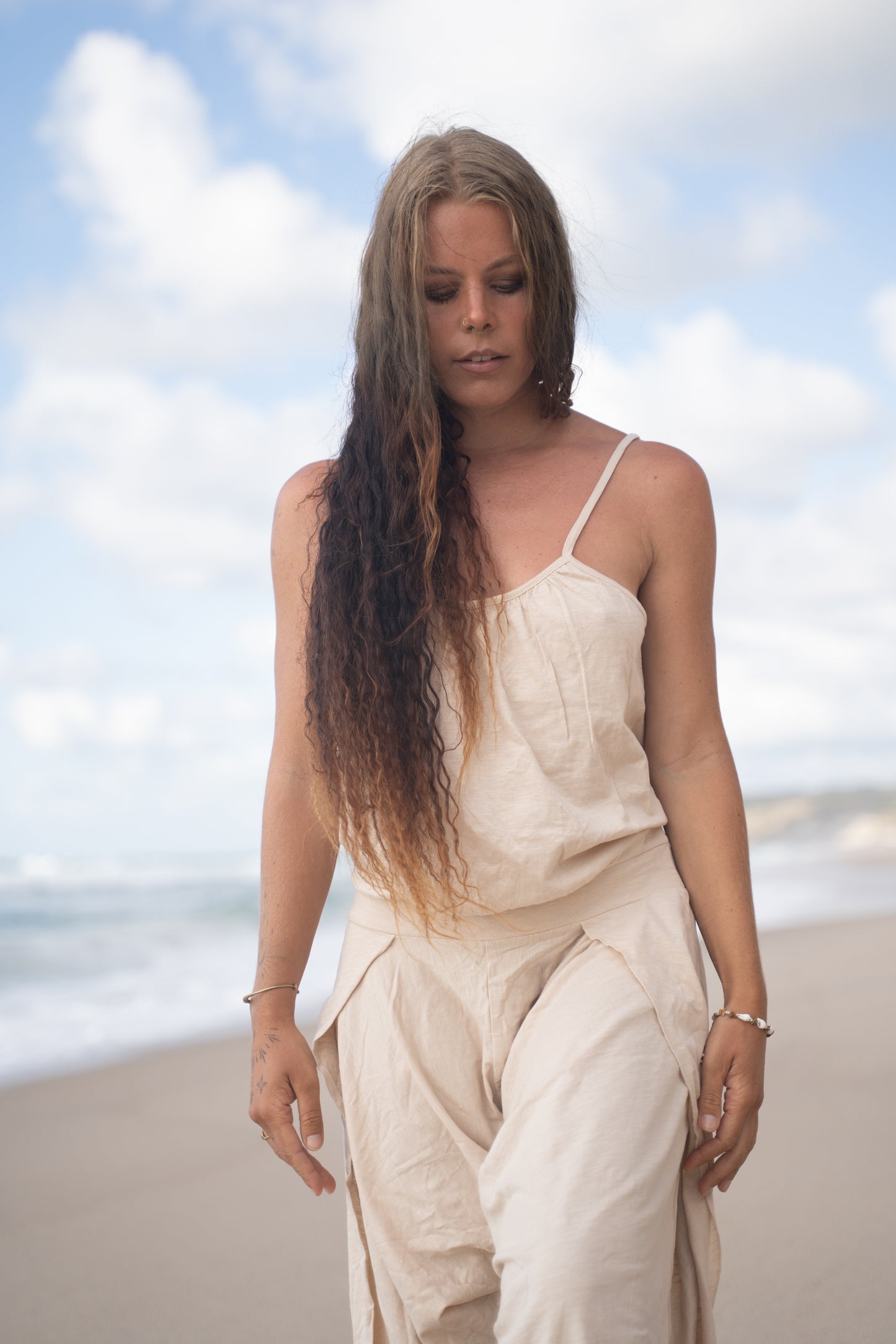 KAYANA بذلة رومبير بشكل عام بيج كريم مصنوع يدويًا قطن طبيعي يوجا مقصوص بأرجل مفتوحة فضفاض مرن يسمح بمرور الهواء مهرجان بوهو الغجر أججايا