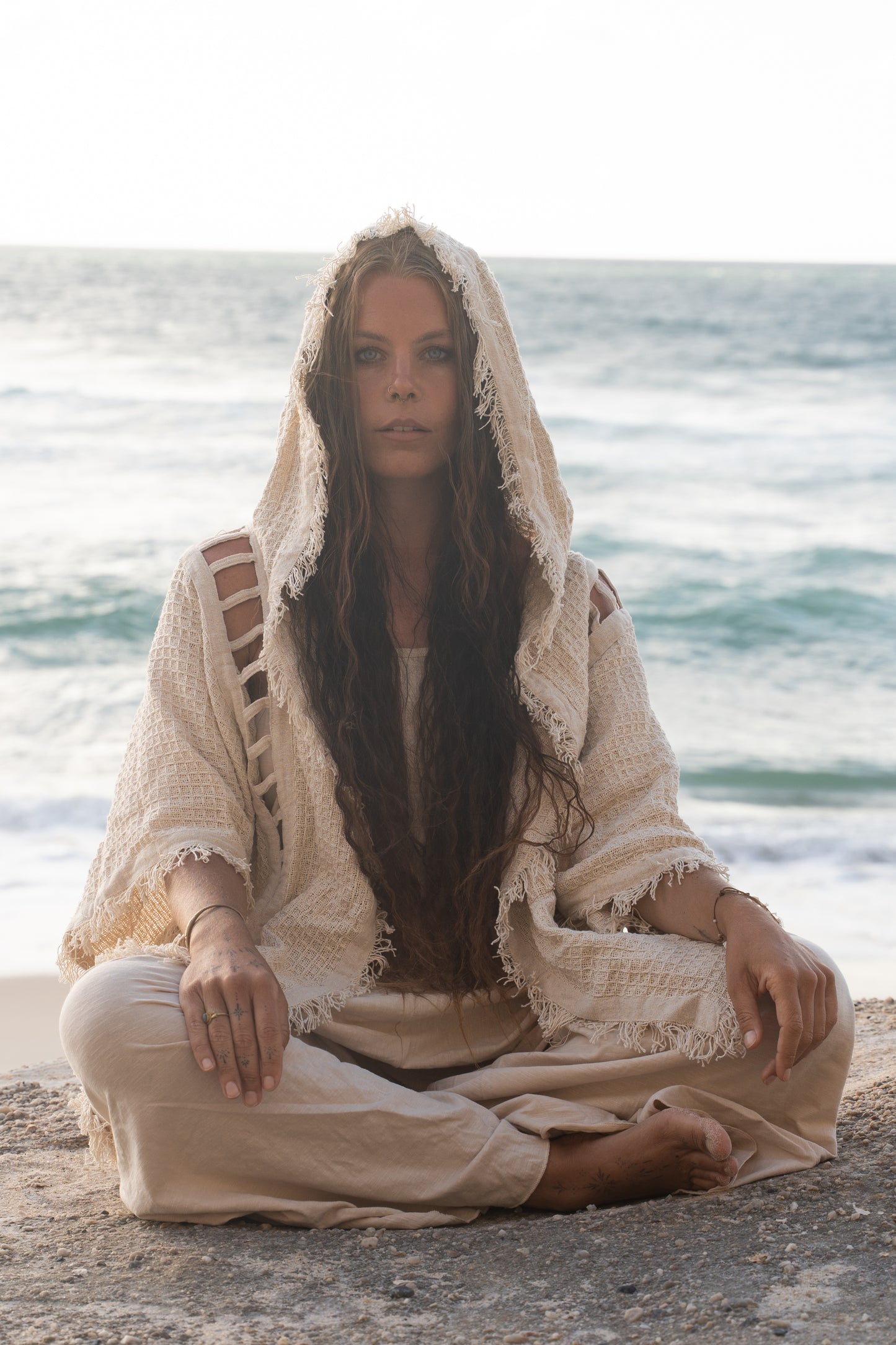 WIZARD レディース フード付き着物ベスト アイボリー ベージュ 部族の儀式 セレモニー ジプシー フェスティバル 魔法の儀式 錬金術 プリミティブ レイブ 自由奔放に生きる アーシー AJJAYA