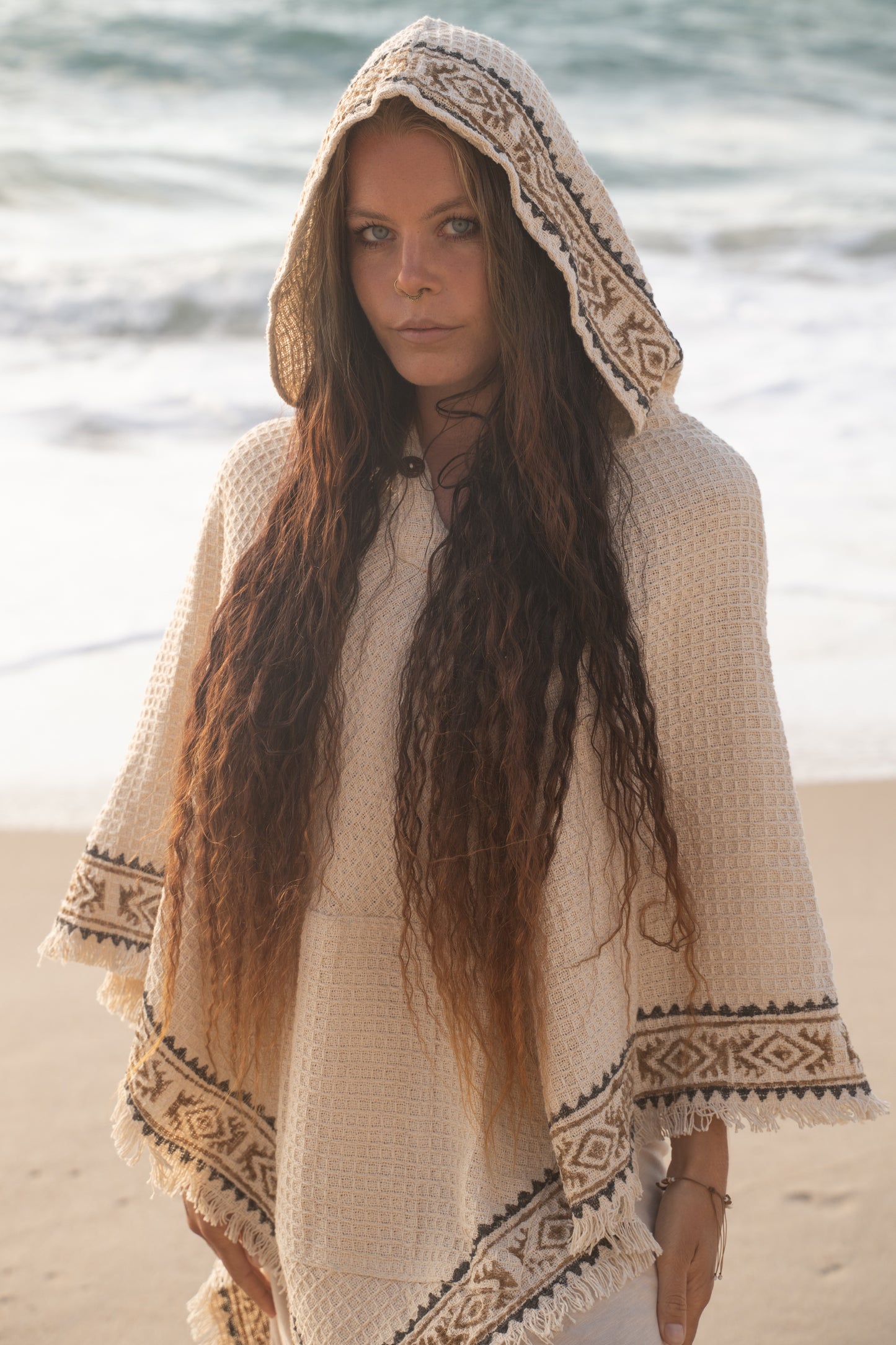 VECHO Poncho Beige Mujer Con Capucha Vegano Texturizado Algodón con Capucha Bloque Impreso Patrón Tribal Gypsy Festival Boho ceremonia ritual AJJAYA