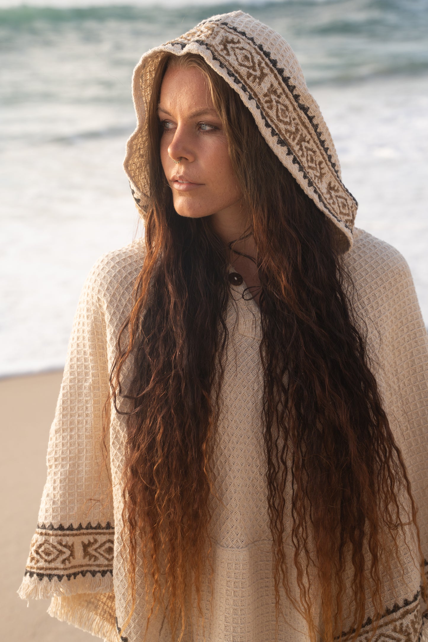 VECHO Poncho Beige Mujer Con Capucha Vegano Texturizado Algodón con Capucha Bloque Impreso Patrón Tribal Gypsy Festival Boho ceremonia ritual AJJAYA