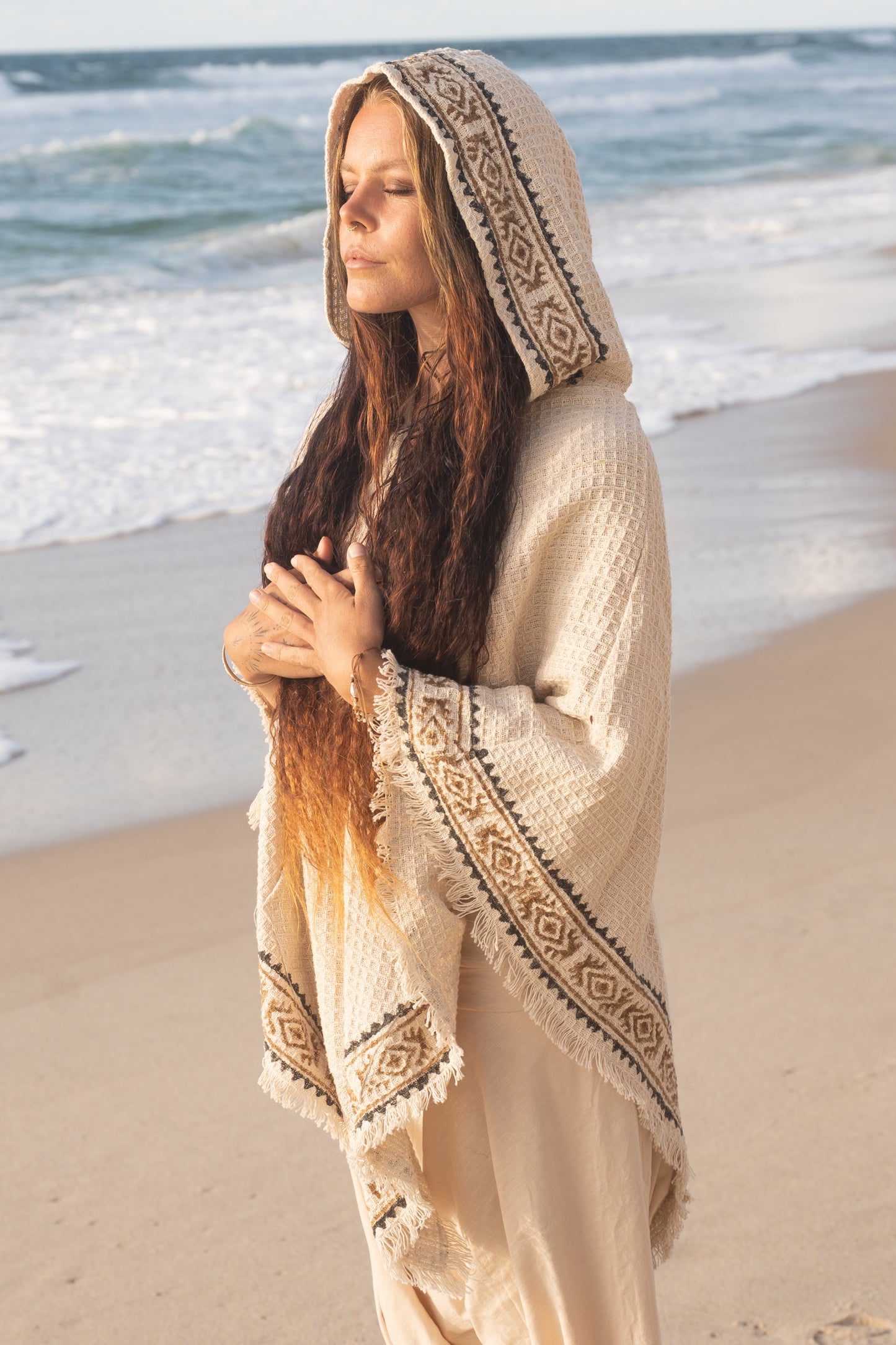 VECHO Poncho Beige Mujer Con Capucha Vegano Texturizado Algodón con Capucha Bloque Impreso Patrón Tribal Gypsy Festival Boho ceremonia ritual AJJAYA