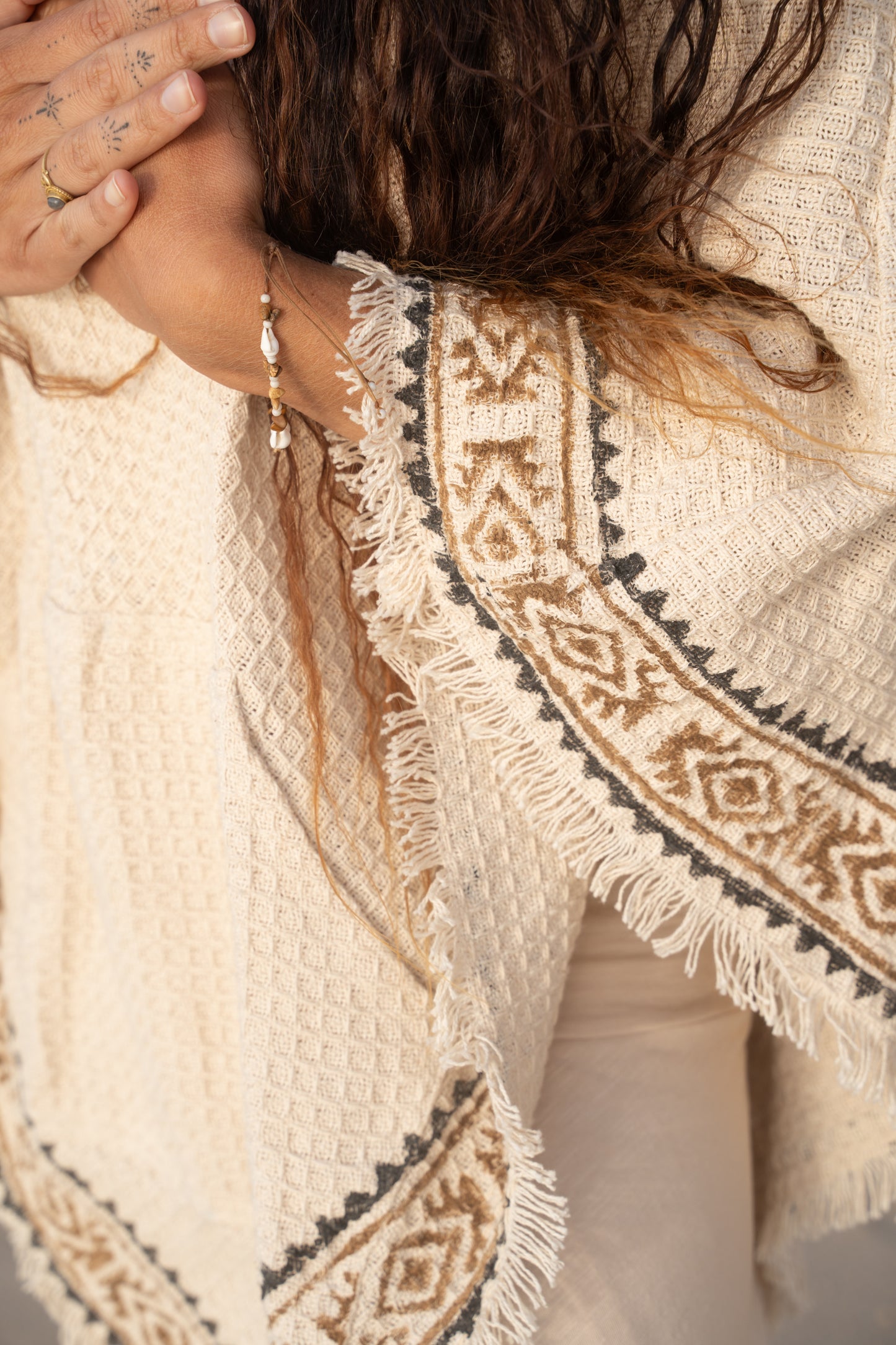 VECHO Poncho Beige Mujer Con Capucha Vegano Texturizado Algodón con Capucha Bloque Impreso Patrón Tribal Gypsy Festival Boho ceremonia ritual AJJAYA