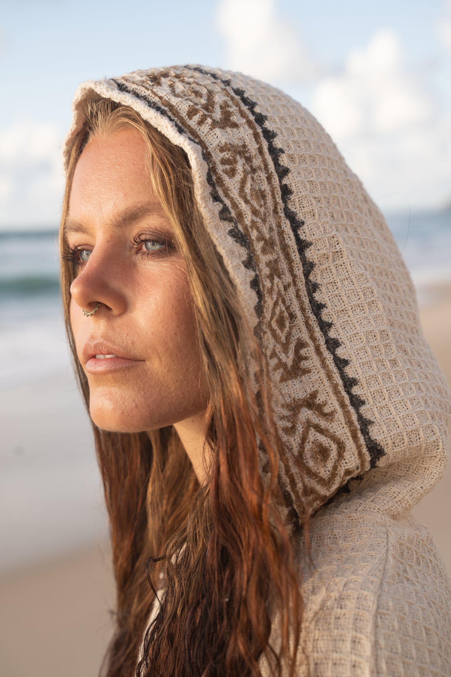 VECHO Poncho Beige Mujer Con Capucha Vegano Texturizado Algodón con Capucha Bloque Impreso Patrón Tribal Gypsy Festival Boho ceremonia ritual AJJAYA