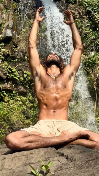 @martinchanny is wearing YUGINI 米色短裤宽松舒适男士后宫短裤带口袋天然棉植物染色瑜伽锻炼忍者吉普赛节健身房 AJJAYA