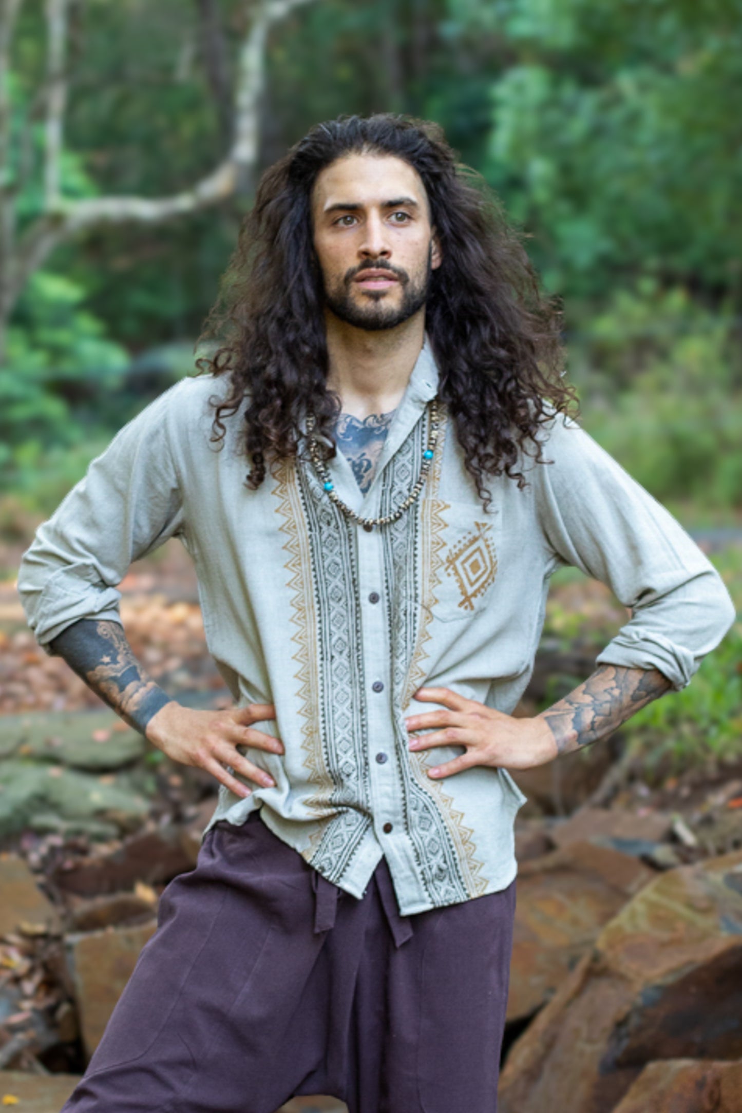 PABLO Beige Camisa holgada con cuello abotonado para hombre Camiseta de algodón de manga larga Top con estampado de bloque teñido naturalmente Bolsillo delantero Hecho a mano AJJAYA