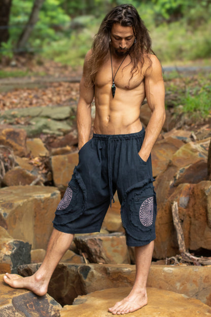 MANDAベージュメンズハーレムショートコットンフェスティバルパンツ、4ポケット付きナチュラルハーブ染めの神聖幾何学パターンエラスティックウエストヨガレイブAJJAYA