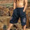MANDA Pantalones cortos de algodón para festival de hombres negros con cuatro bolsillos Patrón de geometría sagrada teñida a base de hierbas naturales Pantalones cortos de harén con cintura elástica Yoga Rave AJJAYA