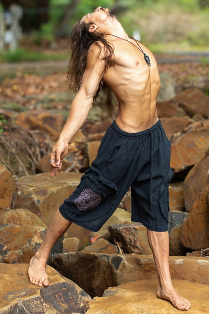 MANDAベージュメンズハーレムショートコットンフェスティバルパンツ、4ポケット付きナチュラルハーブ染めの神聖幾何学パターンエラスティックウエストヨガレイブAJJAYA