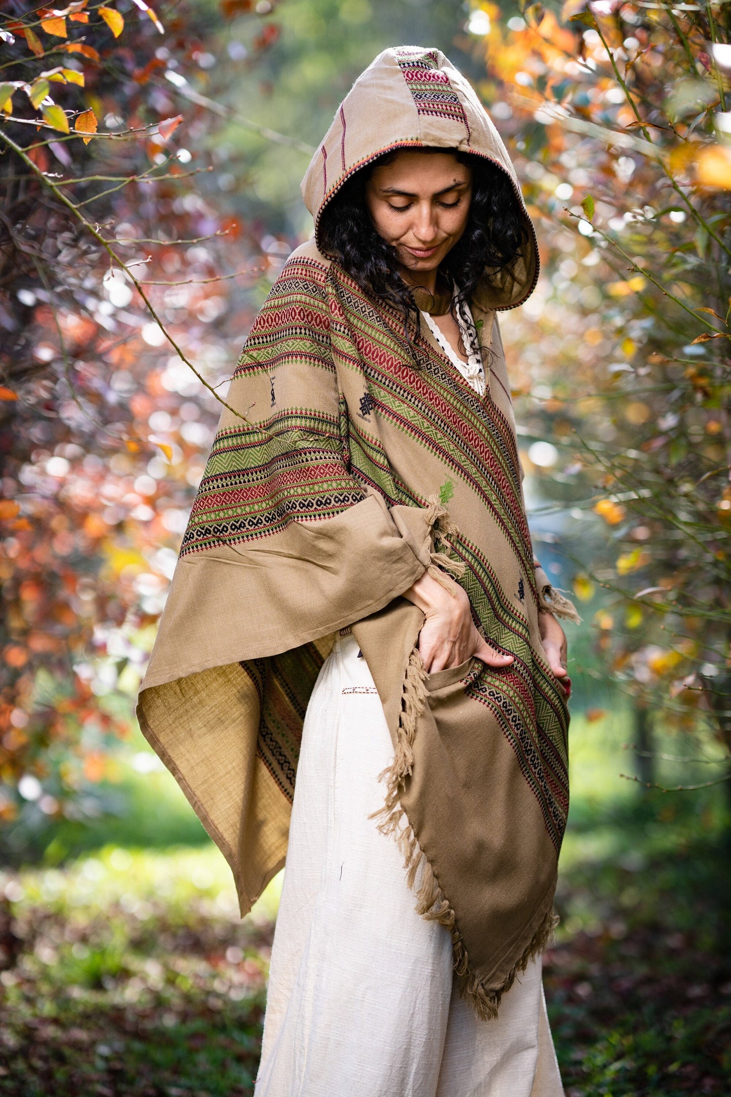 Poncho verde hecho a mano con capucha Kashmiri Earthy, Tribal Pattern Festival Gypsy AJJAYA Winter Warm Primitive Nomadic Mexican con bolsillos