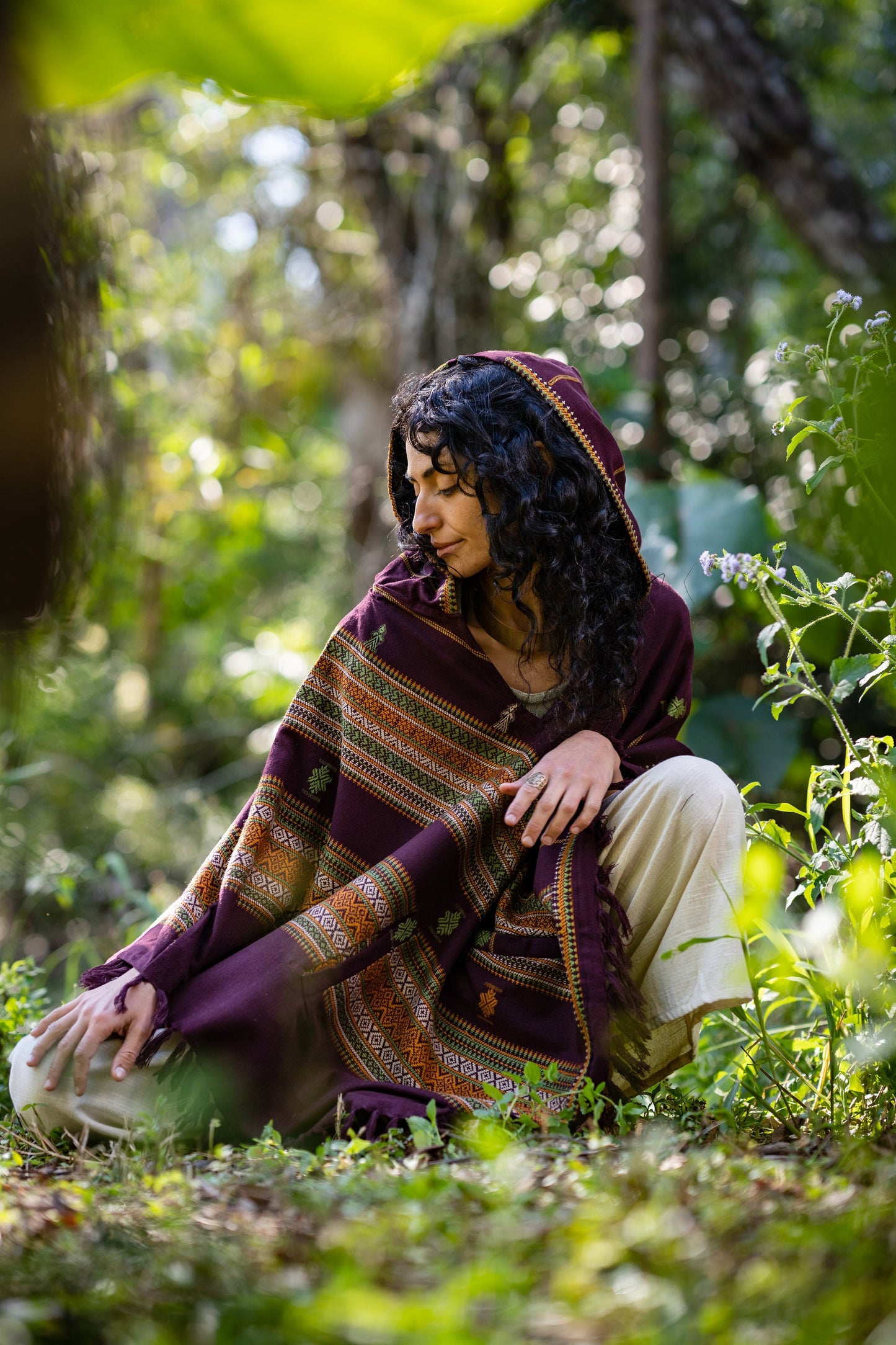 Poncho verde hecho a mano con capucha Kashmiri Earthy, Tribal Pattern Festival Gypsy AJJAYA Winter Warm Primitive Nomadic Mexican con bolsillos