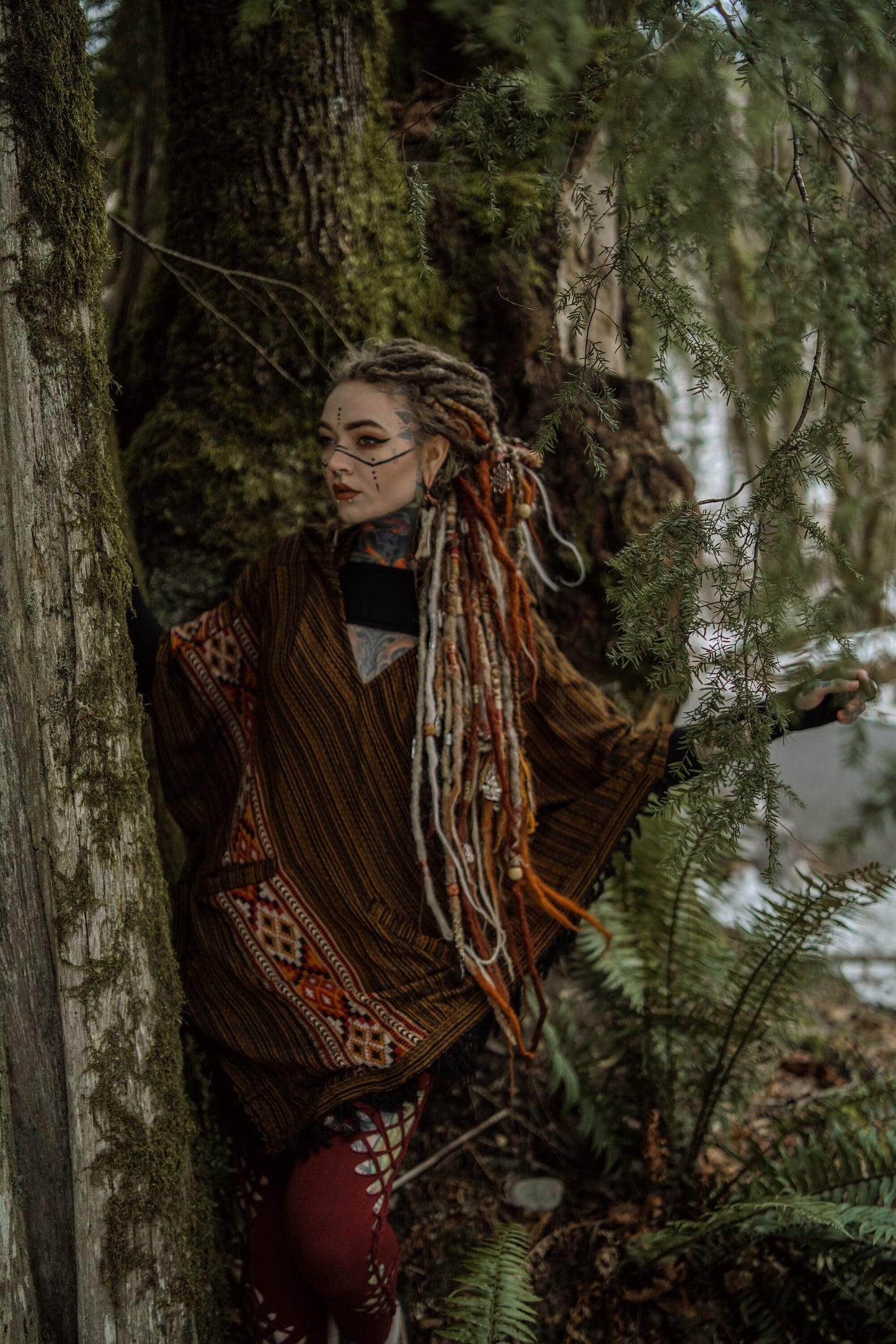 JHANA Poncho de Lana con Capucha para Mujer Verde, Bordado de Cachemira Tribal Bolsillos Gypsy Fairy Boho Festival Alternativa Nómada Primitivo Hippie