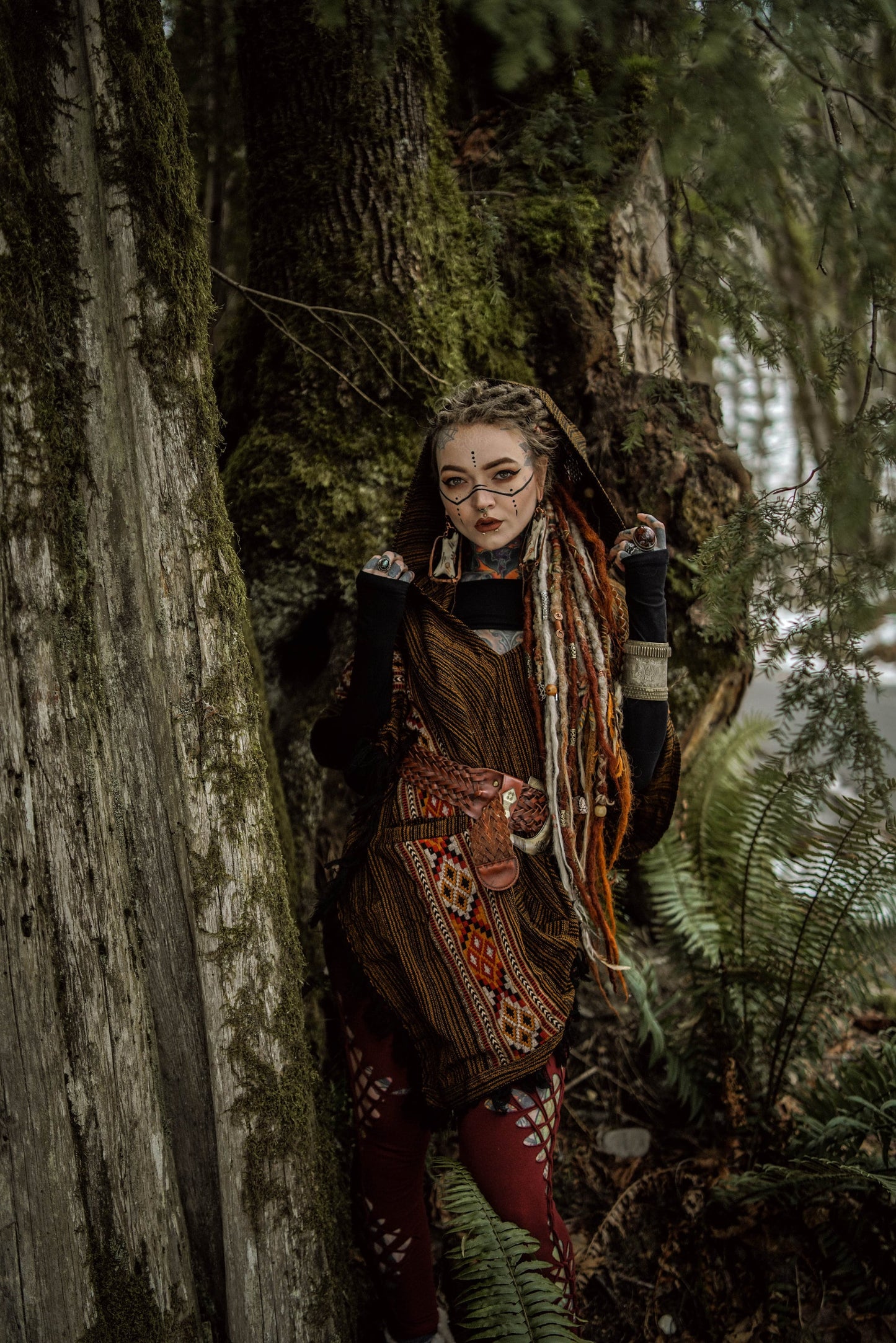 JHANA Poncho de Lana con Capucha para Mujer Verde, Bordado de Cachemira Tribal Bolsillos Gypsy Fairy Boho Festival Alternativa Nómada Primitivo Hippie