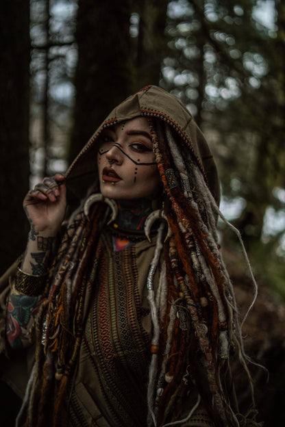 HODDI Handgemachter Poncho aus Wüstensand-Kaschmir und Acrylwolle mit Kapuze, erdiges Tribal-Muster, Festival, AJJAYA, Herrenmode, mexikanische Primitive