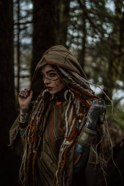 HODDI Handgemachter Poncho aus Wüstensand-Kaschmir und Acrylwolle mit Kapuze, erdiges Tribal-Muster, Festival, AJJAYA, Herrenmode, mexikanische Primitive