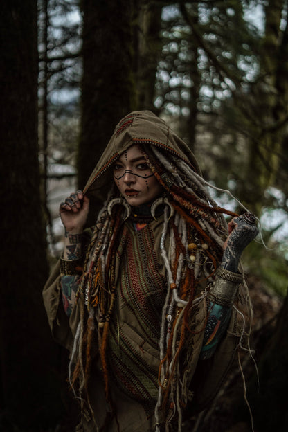 HODDI Handgemachter Poncho aus Wüstensand-Kaschmir und Acrylwolle mit Kapuze, erdiges Tribal-Muster, Festival, AJJAYA, Herrenmode, mexikanische Primitive