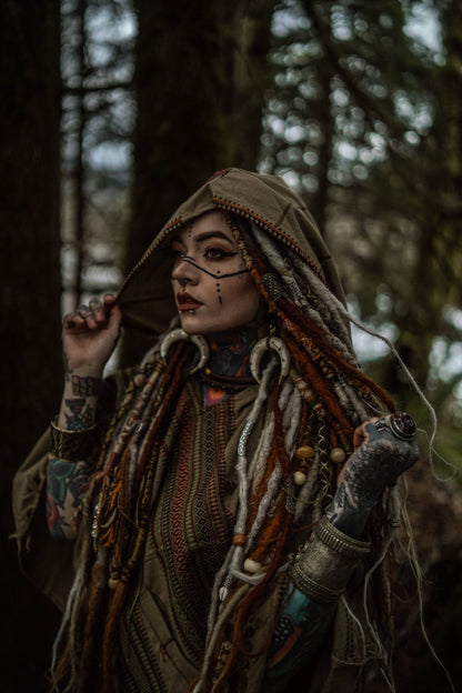 HODDI Handgemachter Poncho aus Wüstensand-Kaschmir und Acrylwolle mit Kapuze, erdiges Tribal-Muster, Festival, AJJAYA, Herrenmode, mexikanische Primitive