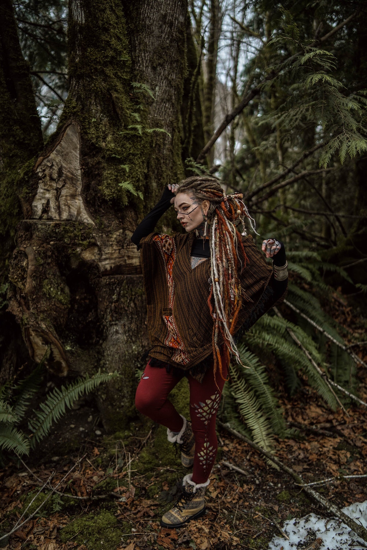 JHANA Poncho de Lana con Capucha para Mujer Verde, Bordado de Cachemira Tribal Bolsillos Gypsy Fairy Boho Festival Alternativa Nómada Primitivo Hippie