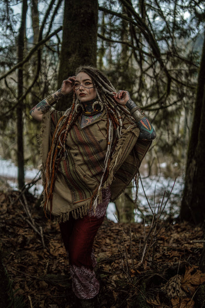 HODDI Handgemachter Poncho aus Wüstensand-Kaschmir und Acrylwolle mit Kapuze, erdiges Tribal-Muster, Festival, AJJAYA, Herrenmode, mexikanische Primitive