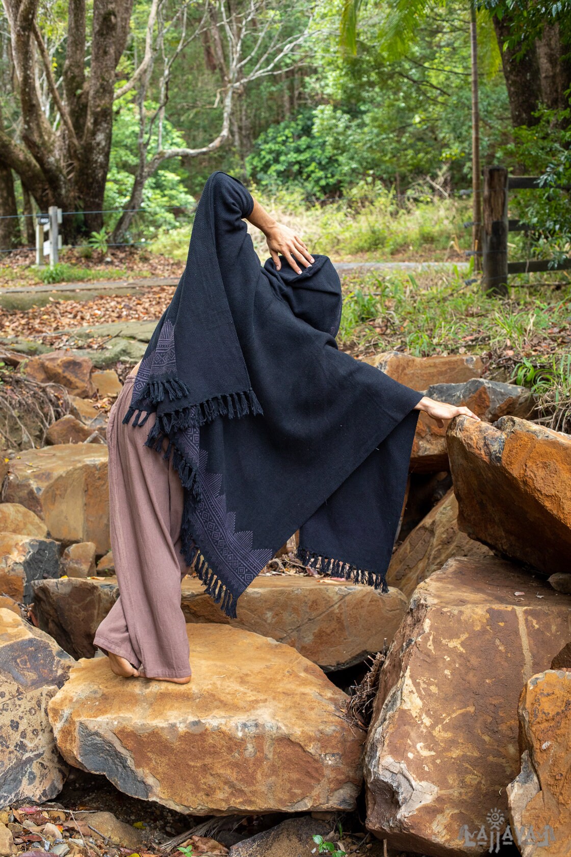 ANAGAMI Beige Creme Kapuzen Kimono Cape Poncho Robe Block bedruckt Naturgefärbt Zeremonie Ritual Schamane Tribal Alchemie Heiliger Schal AJJAYA