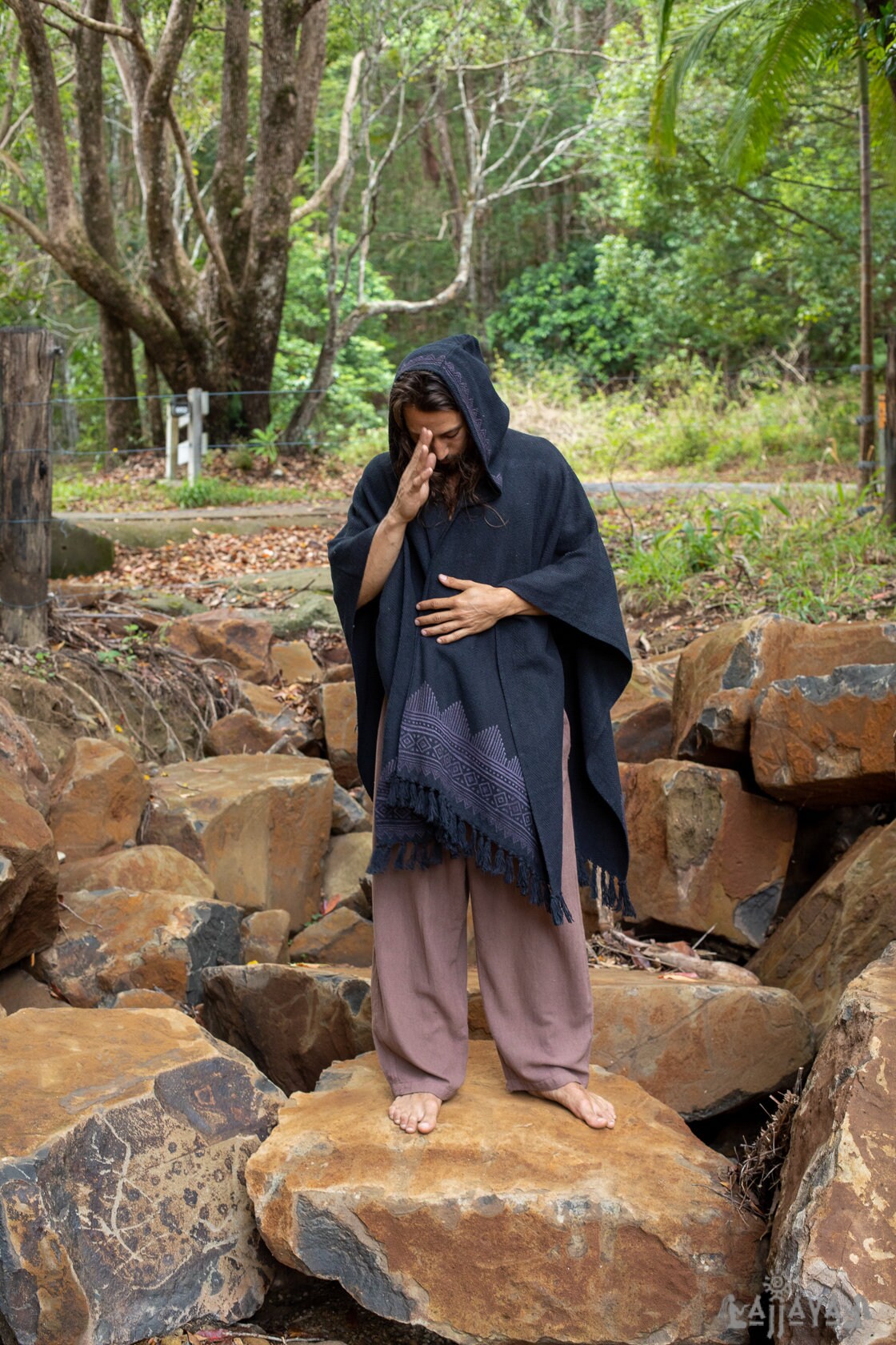 ANAGAMI Beige Creme Kapuzen Kimono Cape Poncho Robe Block bedruckt Naturgefärbt Zeremonie Ritual Schamane Tribal Alchemie Heiliger Schal AJJAYA