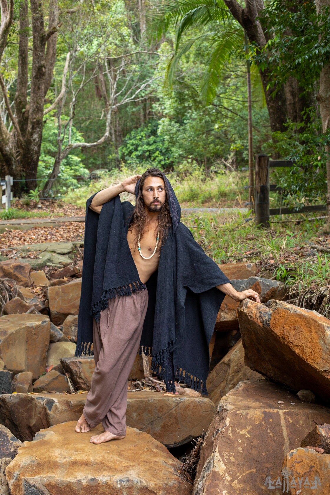 ANAGAMI Beige Creme Kapuzen Kimono Cape Poncho Robe Block bedruckt Naturgefärbt Zeremonie Ritual Schamane Tribal Alchemie Heiliger Schal AJJAYA