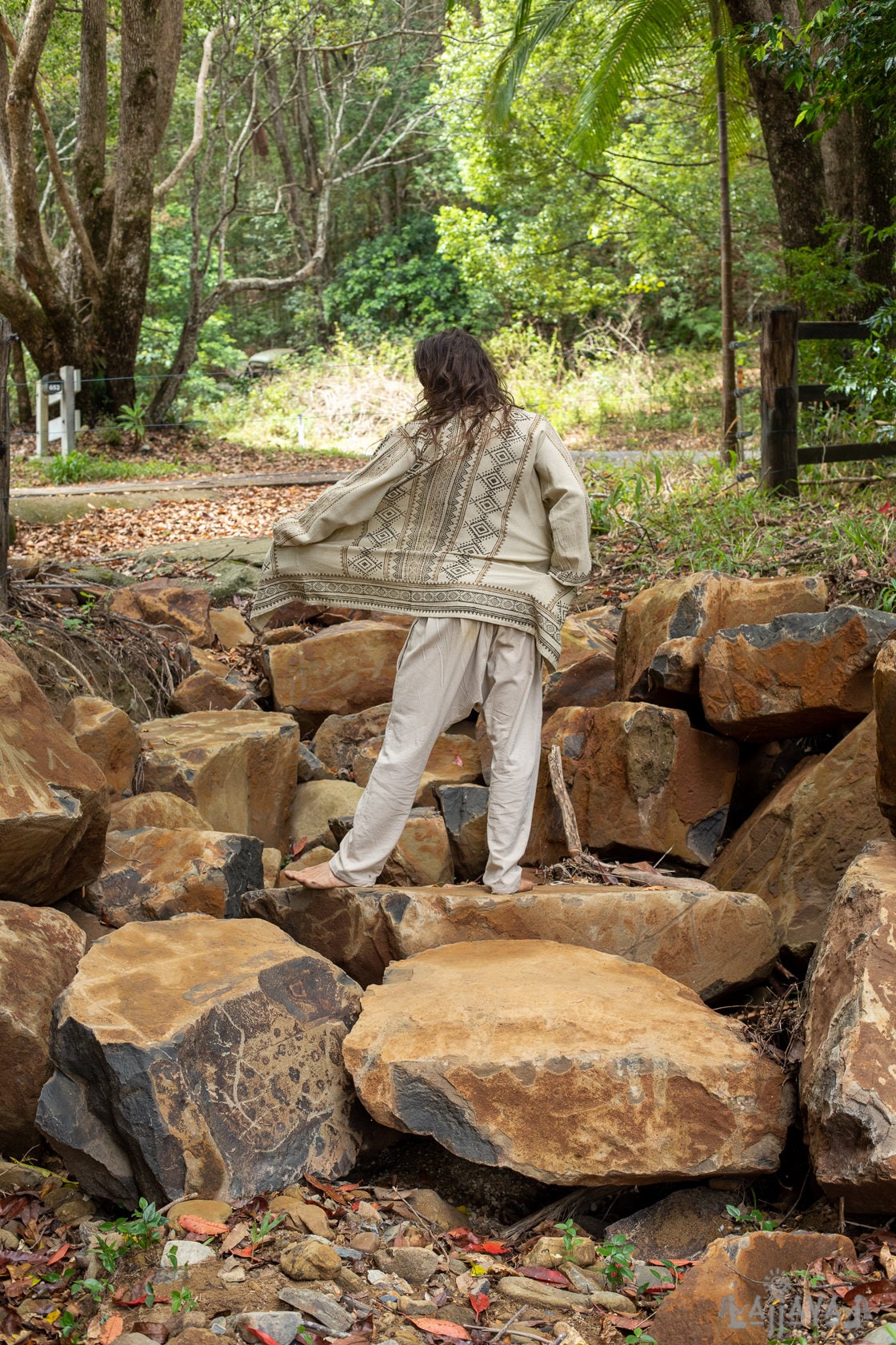 KHAL 米色男式开口棉衬衫上衣手工编织天然生态染色块印花无纽扣吉普赛部落原始节日肌肉背心 AJJAYA