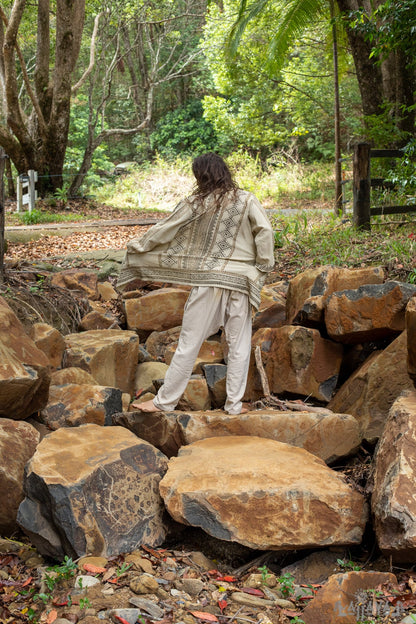 KHALベージュメンズオープンコットンシャツトップ手織りナチュラルエコ染めブロックプリントボタンレスジプシー部族プリミティブフェスティバルマッスルベストAJJAYA