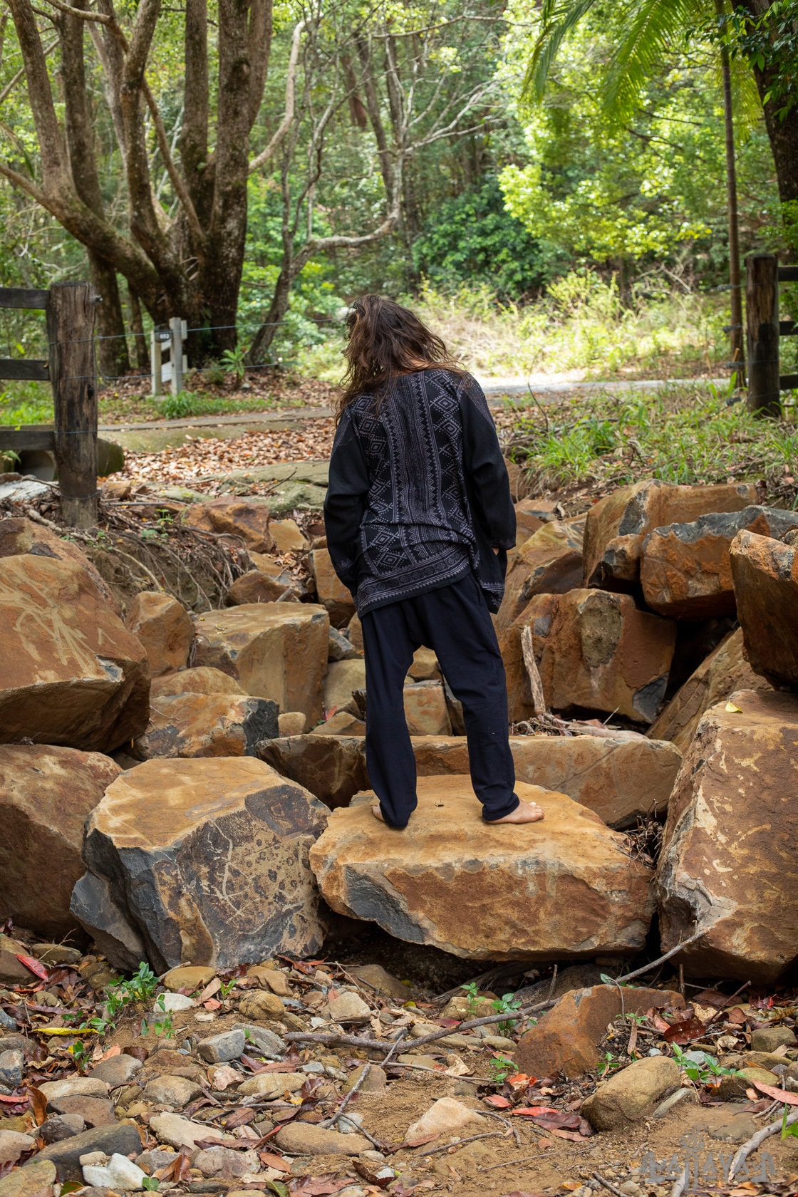 KHAL 米色男式开口棉衬衫上衣手工编织天然生态染色块印花无纽扣吉普赛部落原始节日肌肉背心 AJJAYA