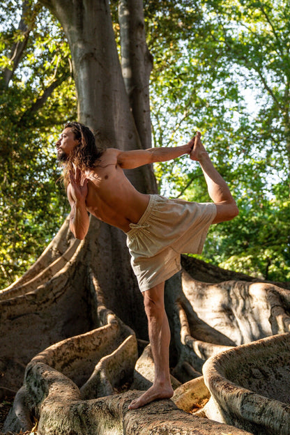 ASHTA ベージュ ショート パンツ オーガニック ヘンプとコットン 快適なメンズ ショーツ ポケット付き ナチュラル ヨガ ワークアウト 忍者 ジプシー フェスティバル ジム AJJAYA