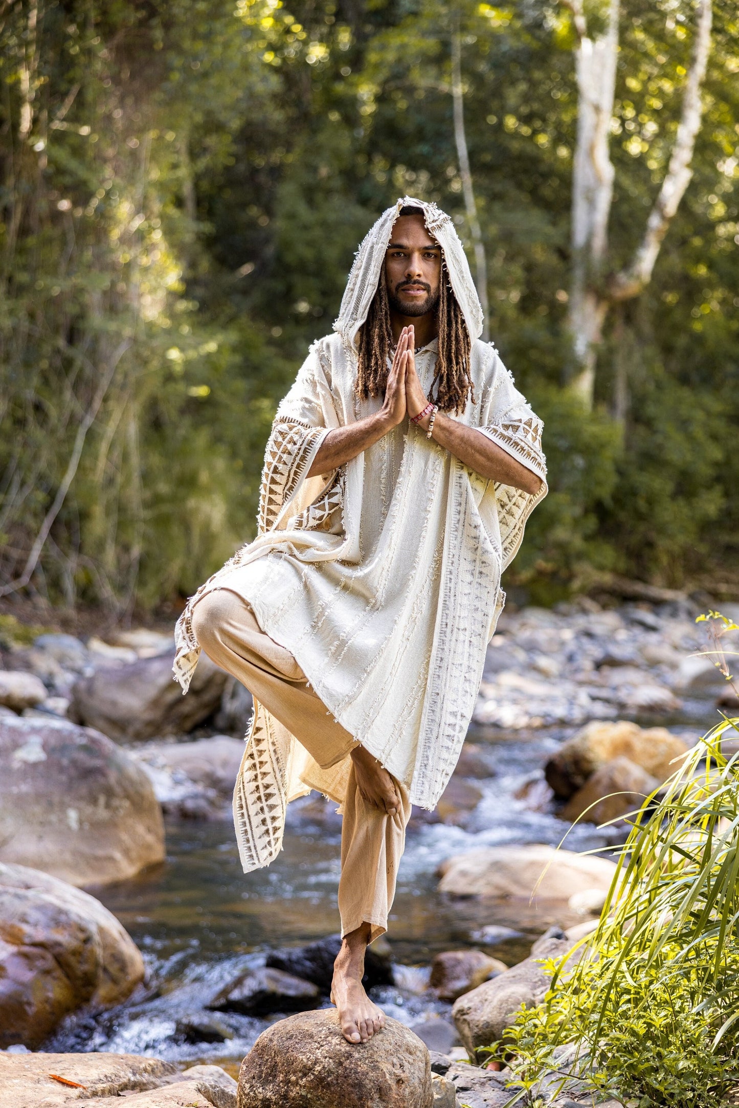 AKKAD Beige Handgemachter zeremonieller Kapuzenponcho mit Kapuzentaschen, vegane Baumwolle, Blockdruck, Tribalmuster, natürlich gefärbt, Festival, Wikinger, AJJAYA