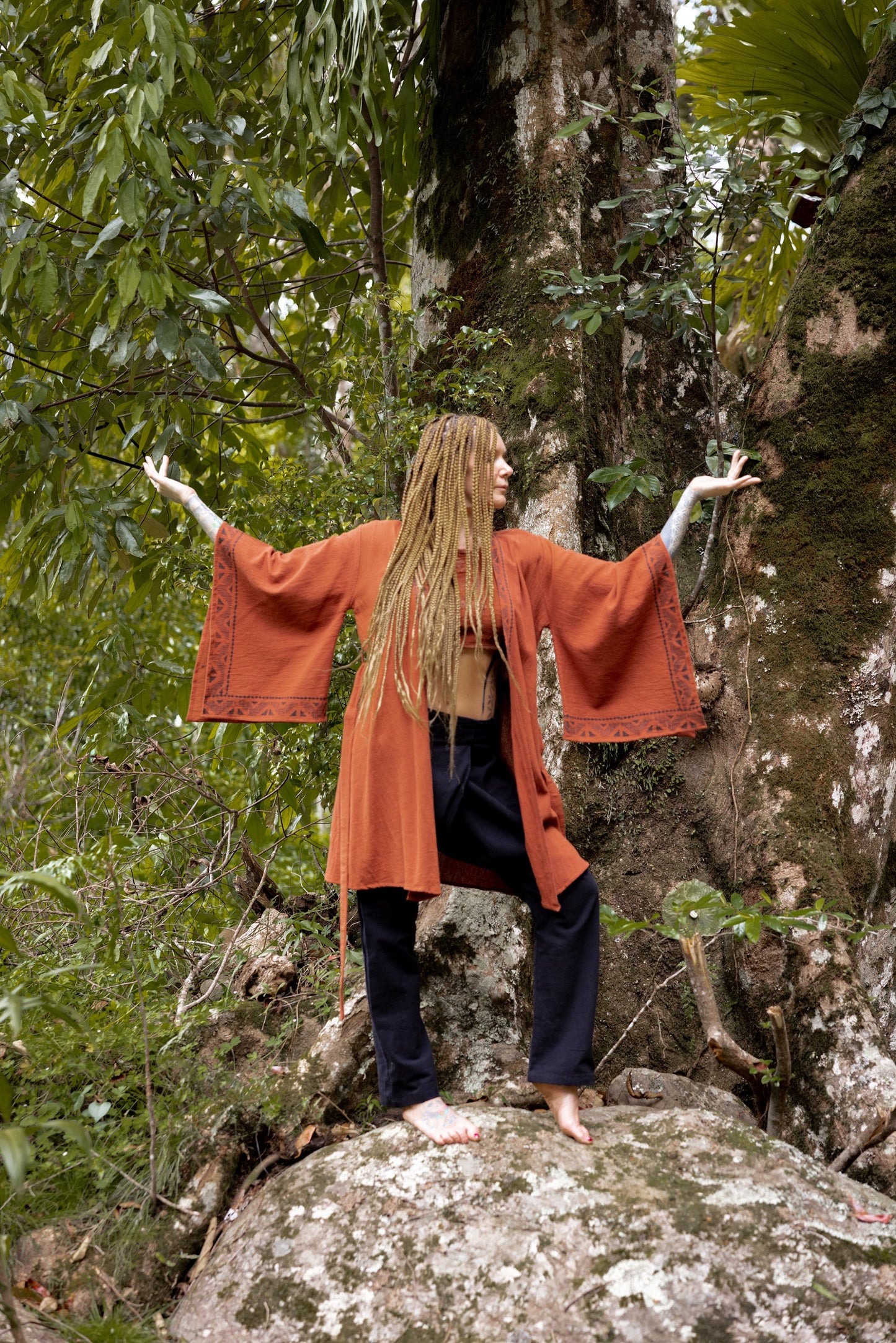 NAAMI ベージュ コットン 着物 ローブ ラップ ライト ソフト ナチュラル ダイ ブロック プリント パターン ビーチ フェス セレモニー ボヘミアン 夏 春 AJJAYA