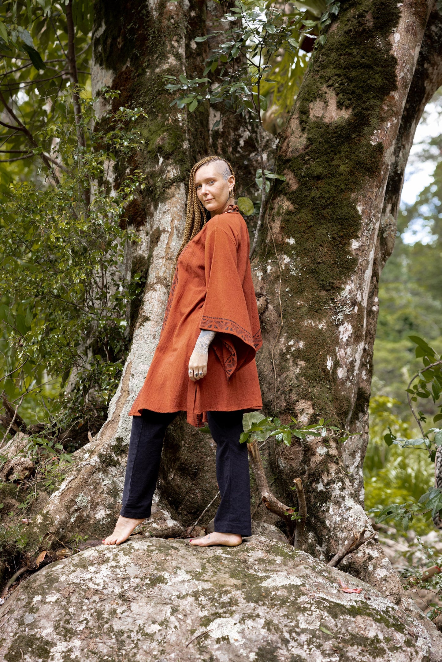 NAAMI ベージュ コットン 着物 ローブ ラップ ライト ソフト ナチュラル ダイ ブロック プリント パターン ビーチ フェス セレモニー ボヘミアン 夏 春 AJJAYA