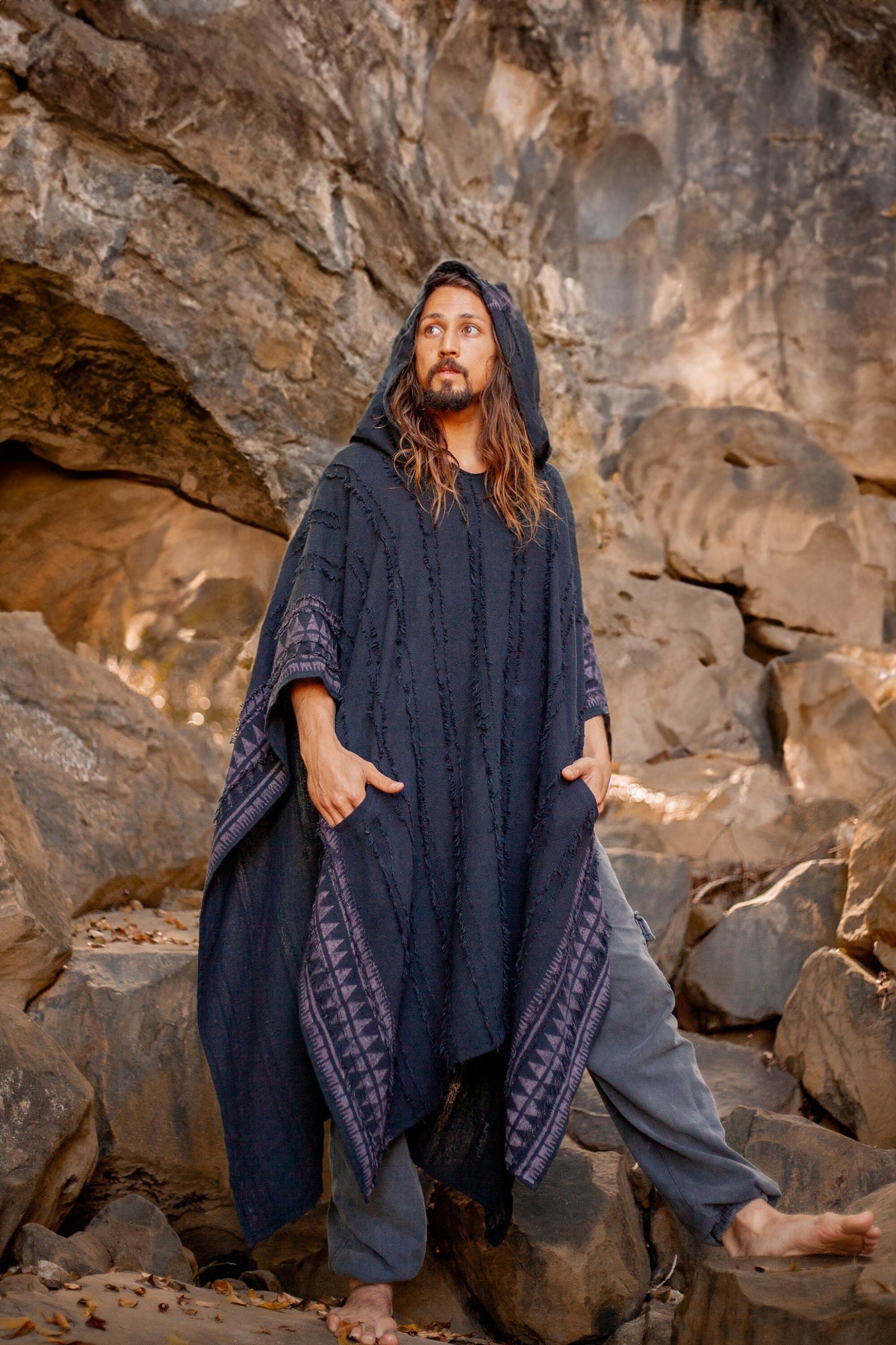 AKKAD Beige Handgemachter zeremonieller Kapuzenponcho mit Kapuzentaschen, vegane Baumwolle, Blockdruck, Tribalmuster, natürlich gefärbt, Festival, Wikinger, AJJAYA