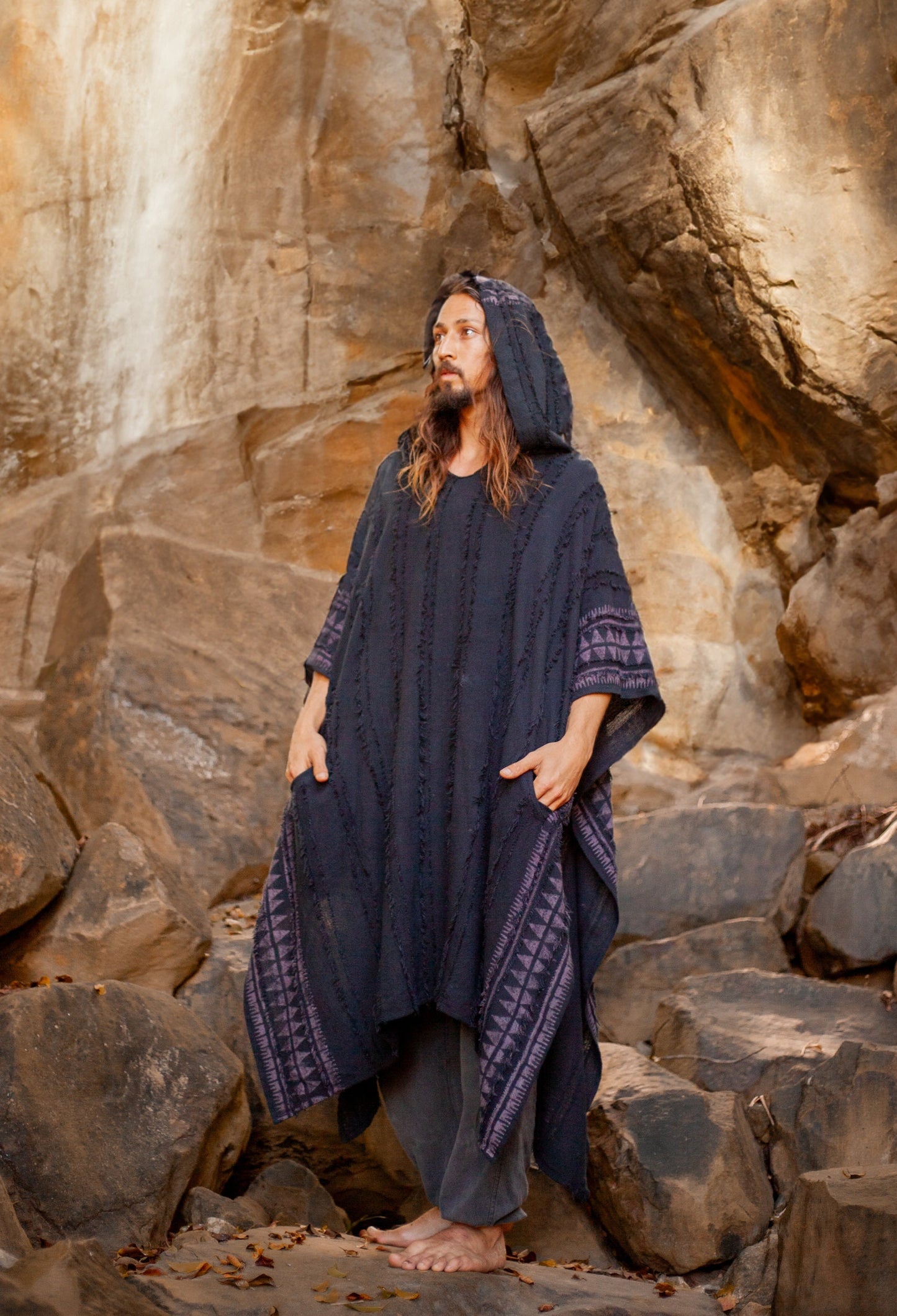 AKKAD Beige Handgemachter zeremonieller Kapuzenponcho mit Kapuzentaschen, vegane Baumwolle, Blockdruck, Tribalmuster, natürlich gefärbt, Festival, Wikinger, AJJAYA