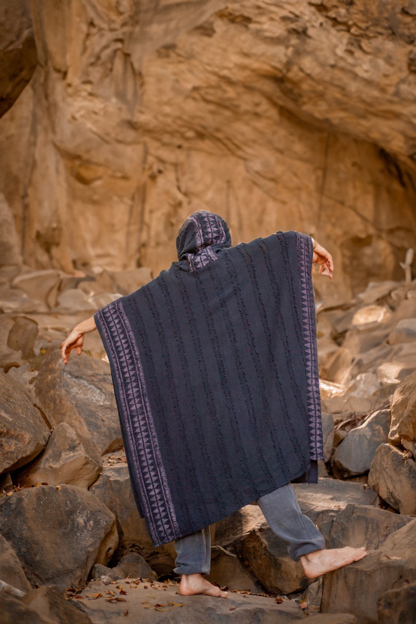 AKKAD Beige Handgemachter zeremonieller Kapuzenponcho mit Kapuzentaschen, vegane Baumwolle, Blockdruck, Tribalmuster, natürlich gefärbt, Festival, Wikinger, AJJAYA