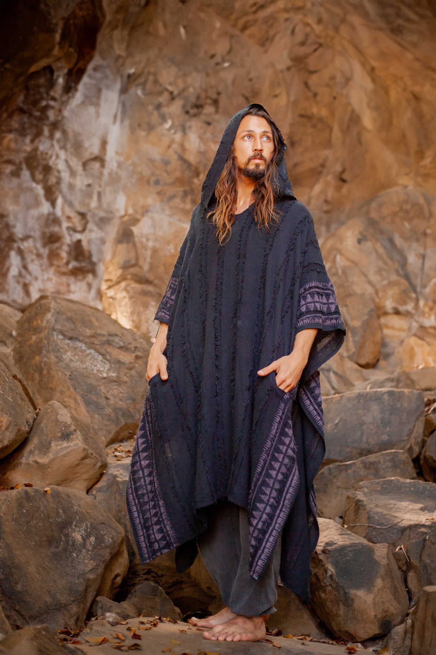 AKKAD Beige Handgemachter zeremonieller Kapuzenponcho mit Kapuzentaschen, vegane Baumwolle, Blockdruck, Tribalmuster, natürlich gefärbt, Festival, Wikinger, AJJAYA