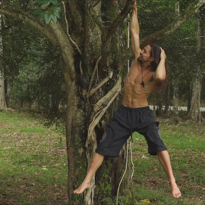 MANDAベージュメンズハーレムショートコットンフェスティバルパンツ、4ポケット付きナチュラルハーブ染めの神聖幾何学パターンエラスティックウエストヨガレイブAJJAYA