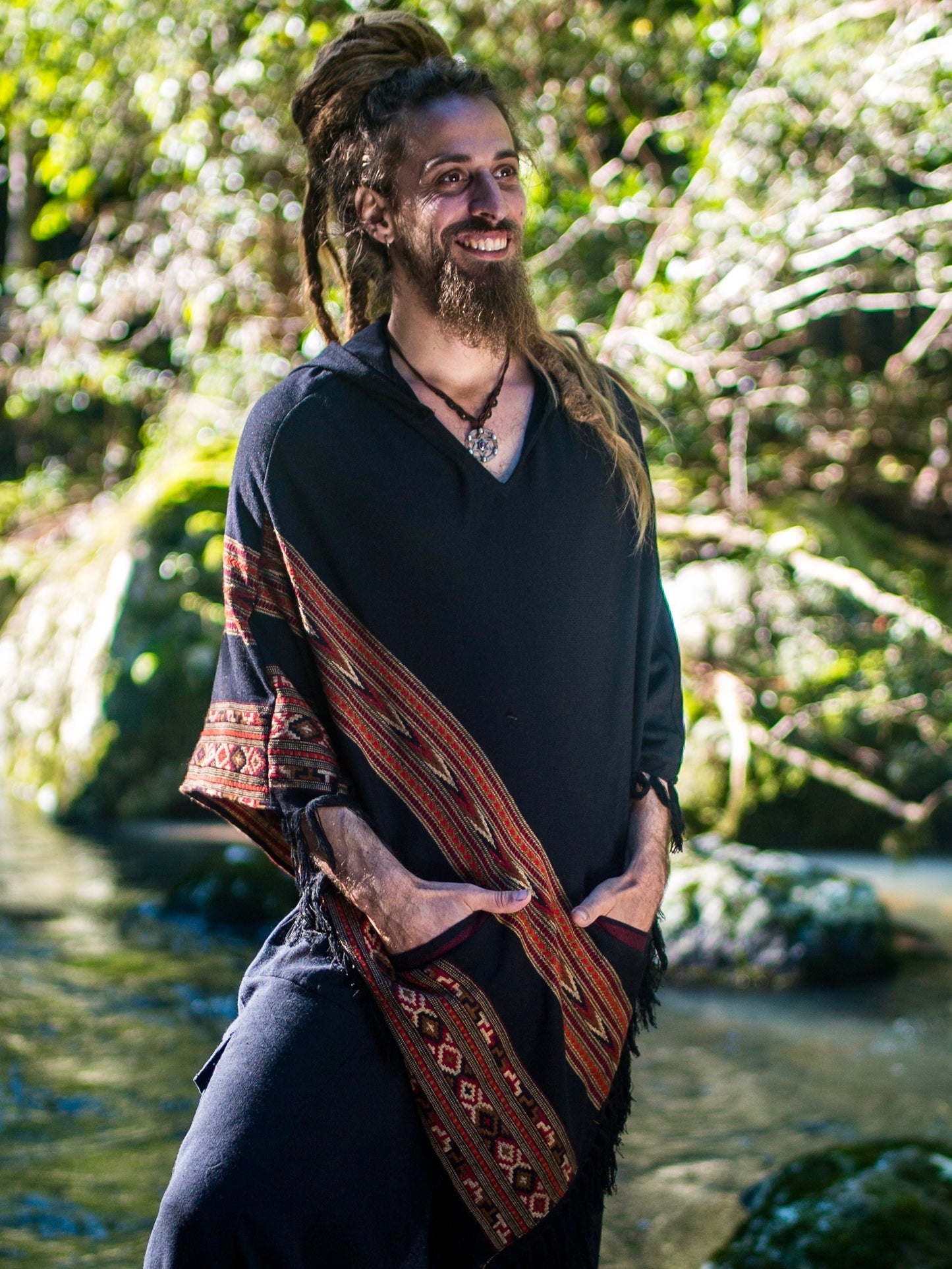 Poncho negro para hombre de lana de yak hecho a mano con capucha grande y bolsillos, patrón tribal terroso
