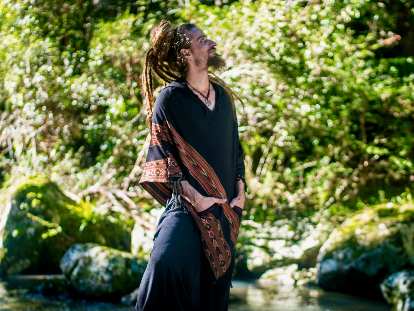 Poncho negro para hombre de lana de yak hecho a mano con capucha grande y bolsillos, patrón tribal terroso