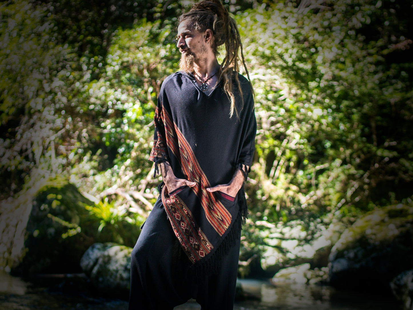 Poncho negro para hombre de lana de yak hecho a mano con capucha grande y bolsillos, patrón tribal terroso