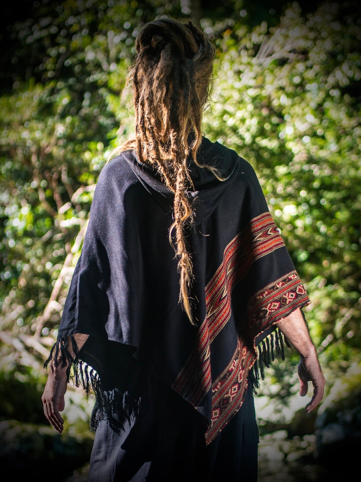男士黑色斗篷牦牛羊毛手工制作，带大兜帽和口袋，朴实的部落图案