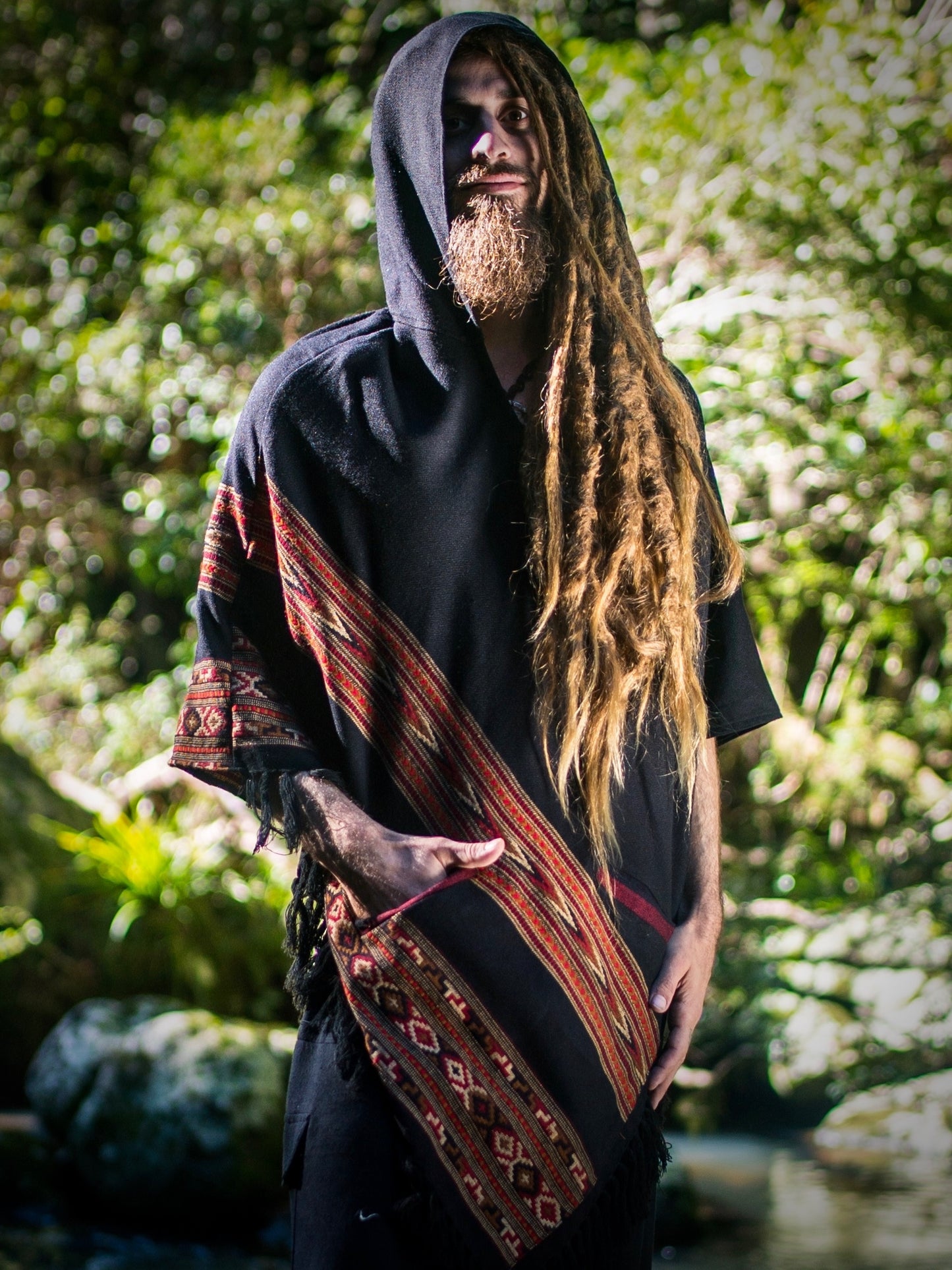 Poncho negro para hombre de lana de yak hecho a mano con capucha grande y bolsillos, patrón tribal terroso
