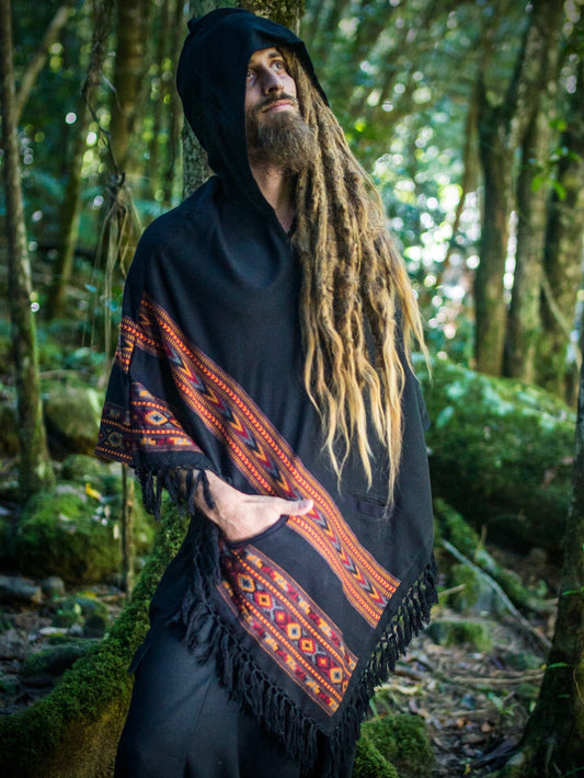 Poncho negro para hombre de lana de yak hecho a mano con capucha grande y bolsillos, patrón tribal terroso
