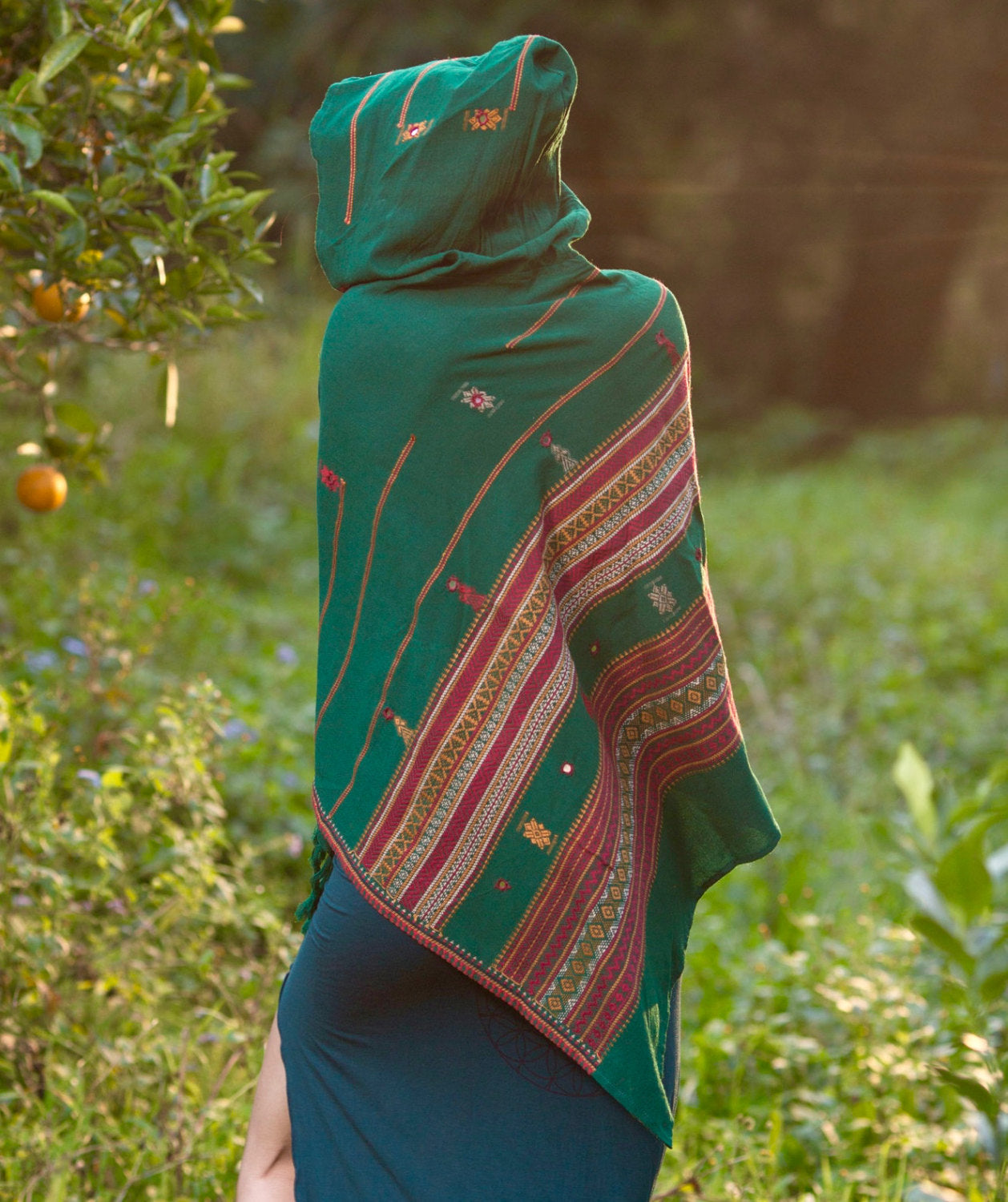 Poncho verde hecho a mano con capucha Kashmiri Earthy, Tribal Pattern Festival Gypsy AJJAYA Winter Warm Primitive Nomadic Mexican con bolsillos